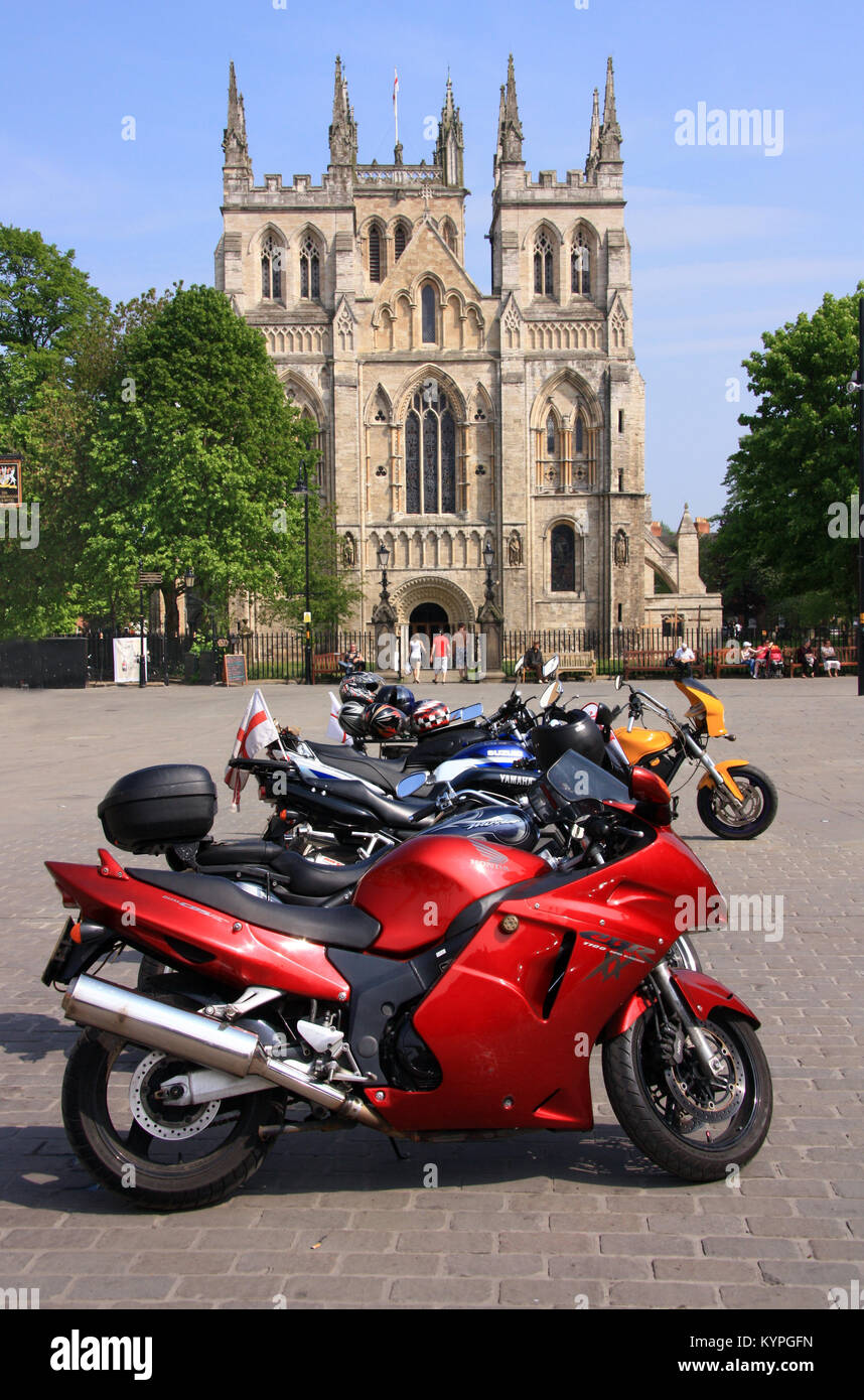 Cicli motore parcheggiato di fronte all'Abbazia a Selby nel North Yorkshire England Regno Unito Foto Stock