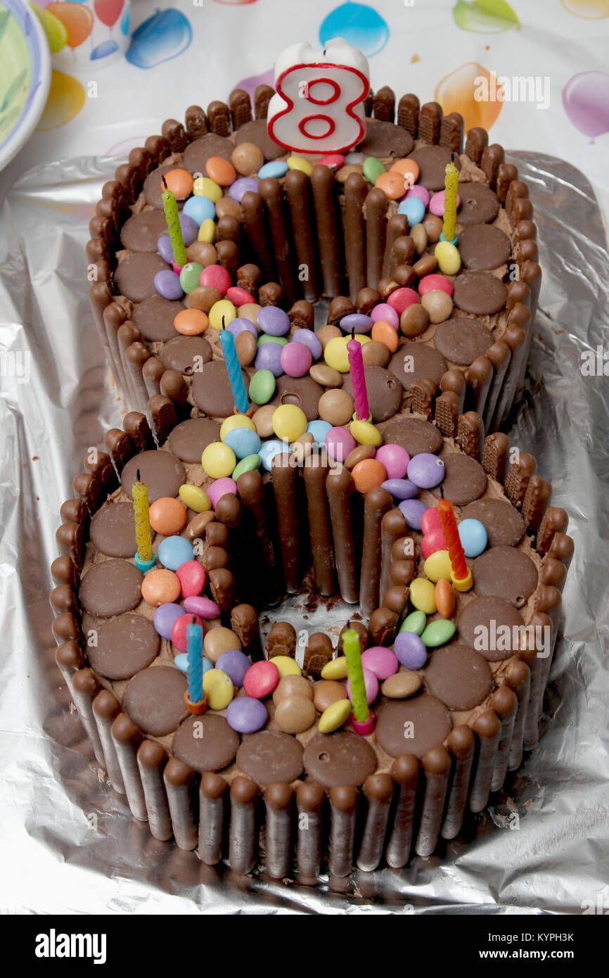 Torta Di Compleanno A Forma Di Numero Otto Realizzato Da Pulsanti Di Cioccolato Smarties E Cioccolato Biscotti Del Dito Foto Stock Alamy