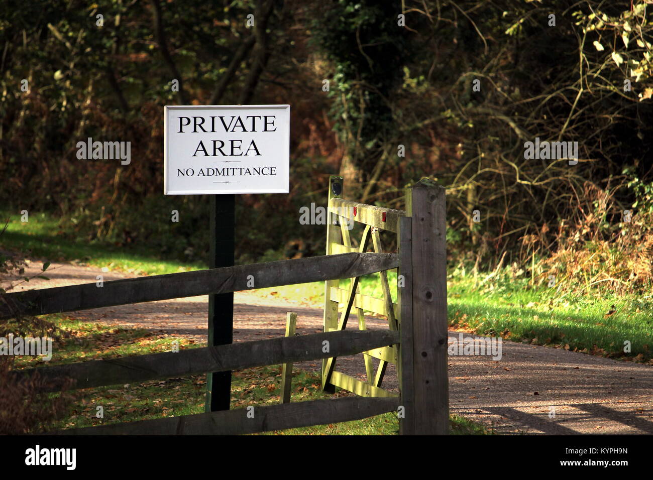 Cancello di legno su una strada attraverso la foresta o dei boschi, con un cartello che diceva "AREA PRIVATA è vietato' Foto Stock