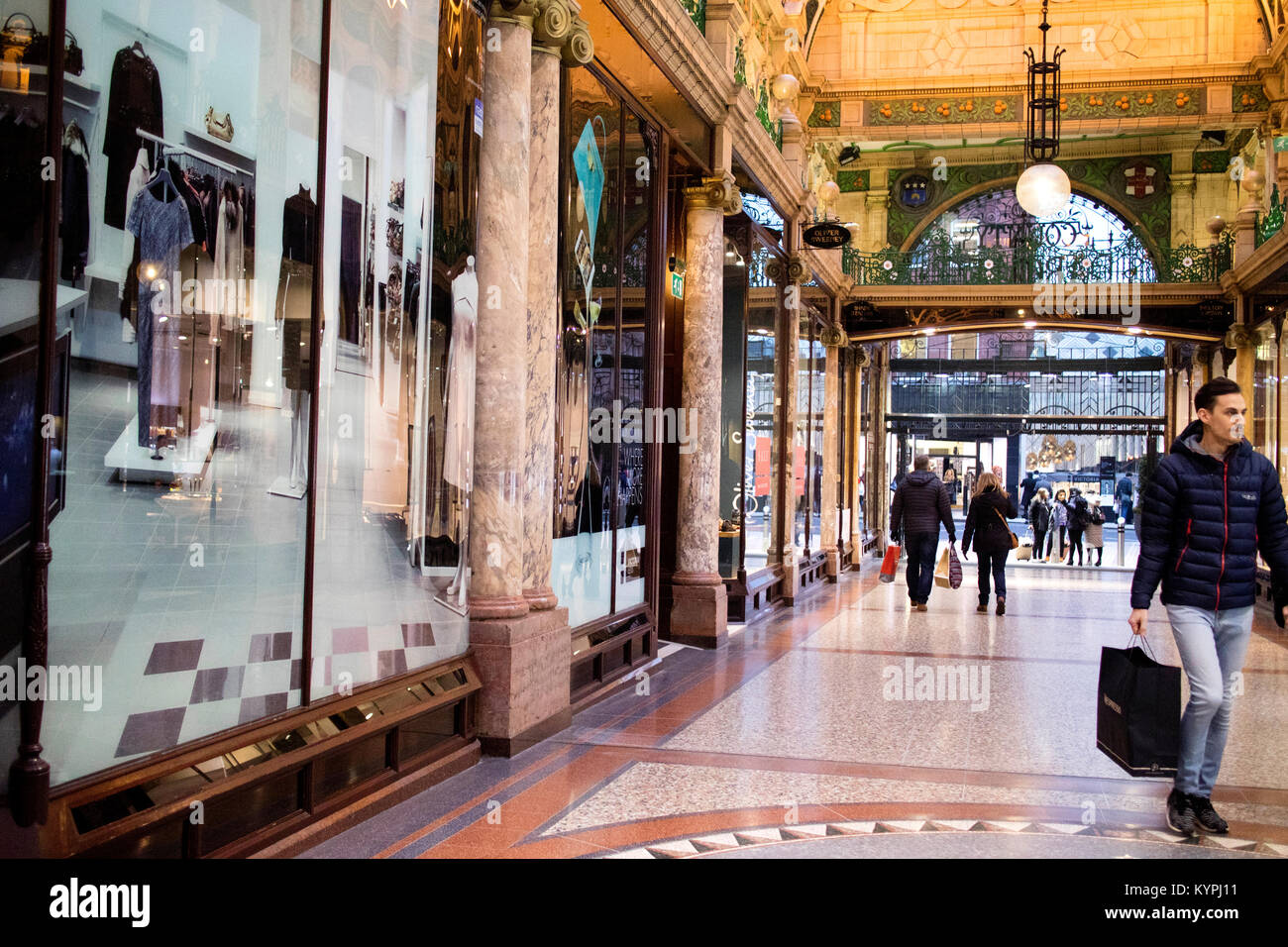 La Contea di Arcade, Victoria Quarter ornati, con tetto in vetro Victorian Arcades alloggiamento negozi di moda e high-end di grandi magazzini Foto Stock