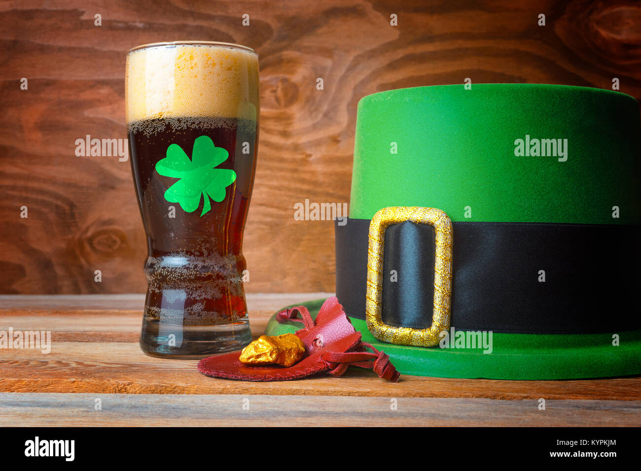 Festa di San Patrizio concetto con birra decorate in vetro verde foglia di trifoglio, leprechaun hat e oro prill Foto Stock