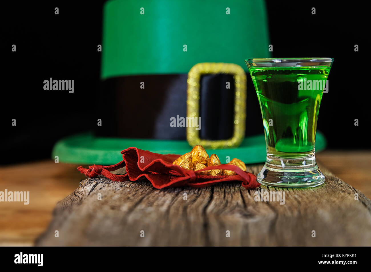 Festa di San Patrizio simboli verde drink alcolici shot, leprechaun hat e oro prills Foto Stock