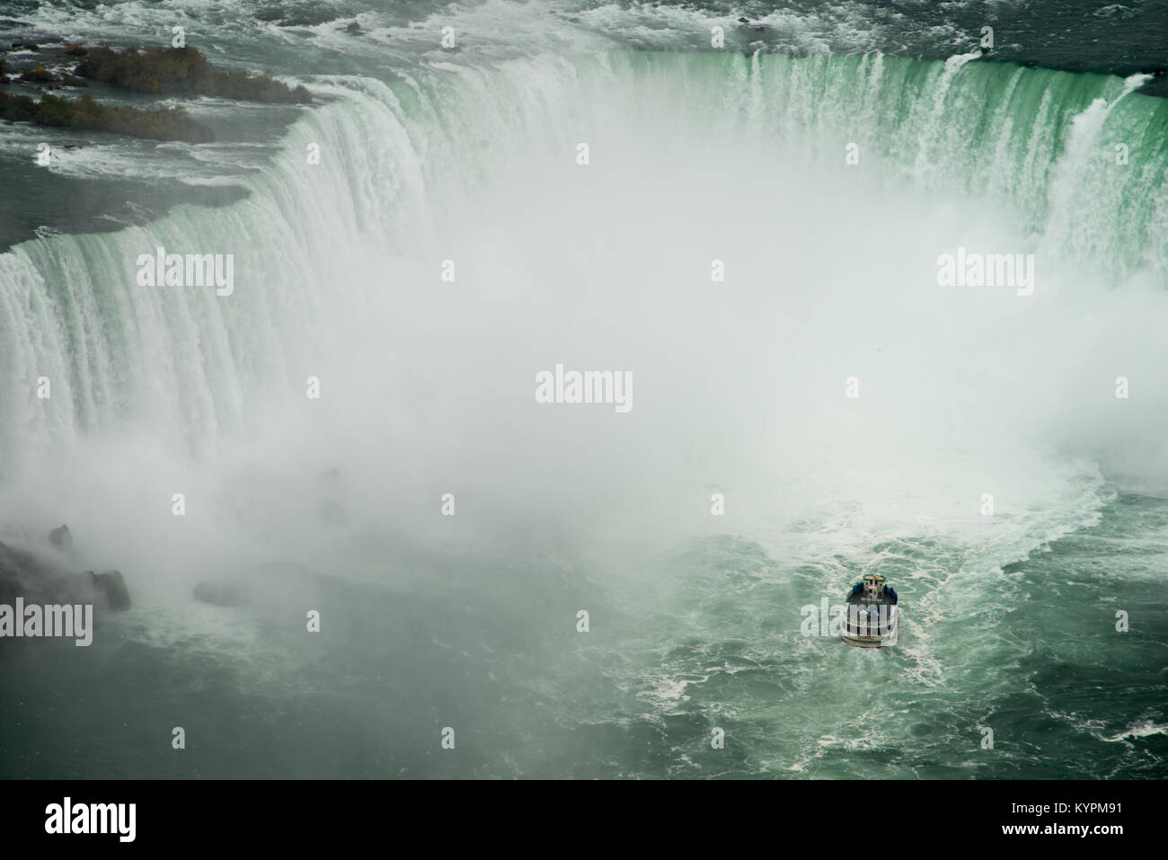 La Domestica della Foschia si avvicina Horseshoe Falls a Niagara Falls, Ontario, Canada Foto Stock