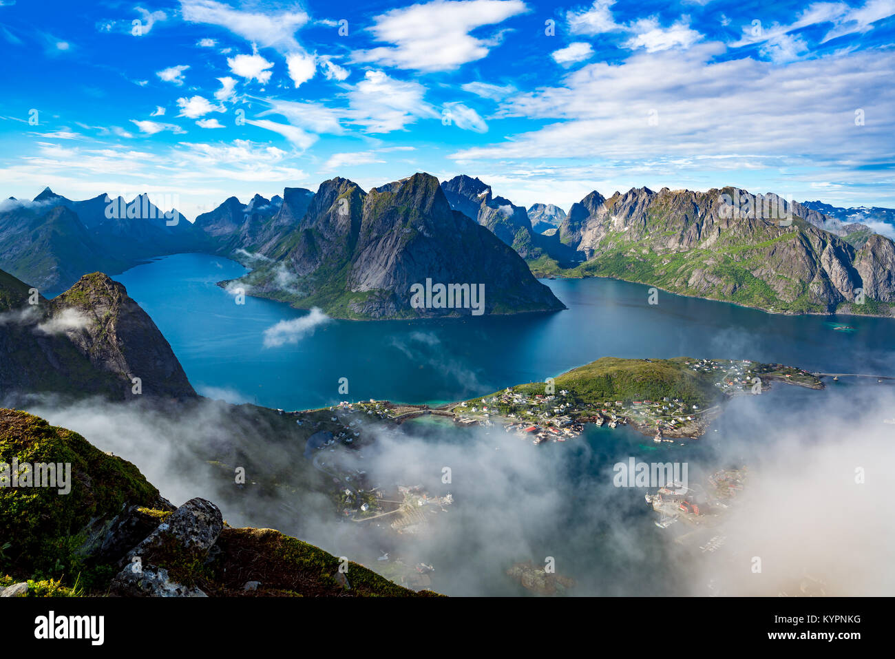 Le isole Lofoten sono un arcipelago la fotografia aerea., Norvegia. È noto per un caratteristico paesaggio con sensazionali montagne e picchi, mare aperto e shel Foto Stock