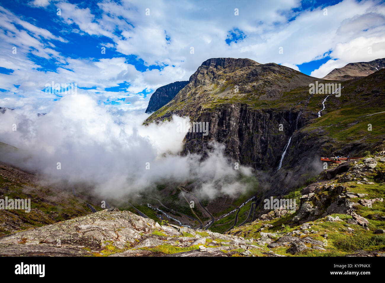 Di Troll Trollstigen percorso o Trollstigveien tortuosa strada di montagna in Norvegia. Foto Stock