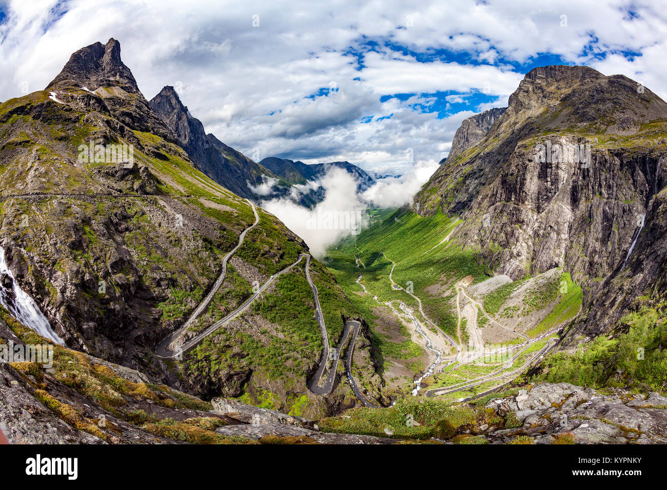 Di Troll Trollstigen percorso o Trollstigveien tortuosa strada di montagna in Norvegia. Foto Stock