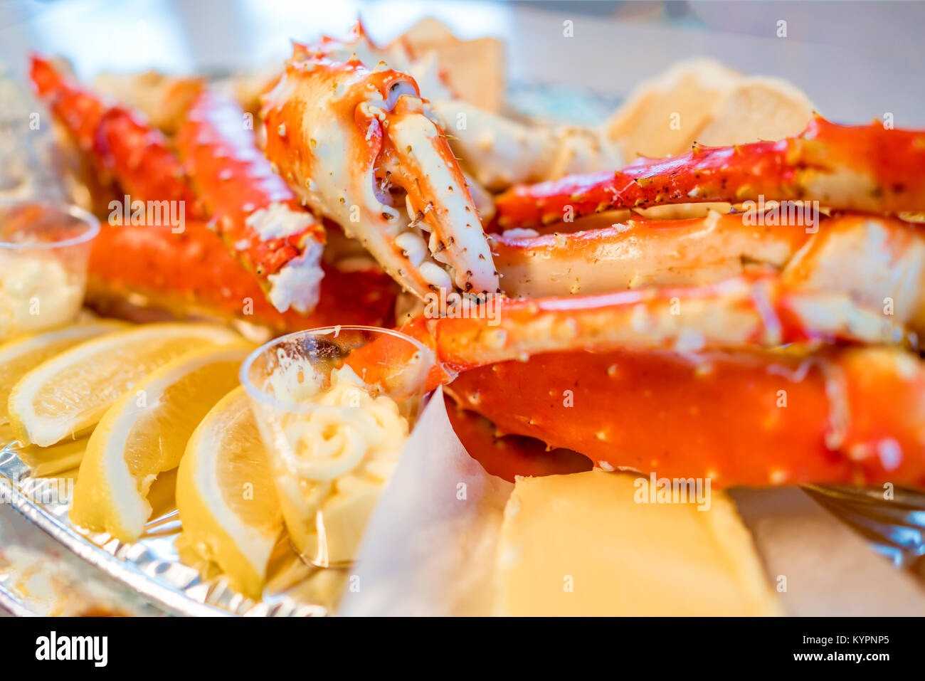 Red king crab gambe con fettine di limone fresco. Deliziosi frutti di mare e il ristorante di lusso menu. Foto Stock
