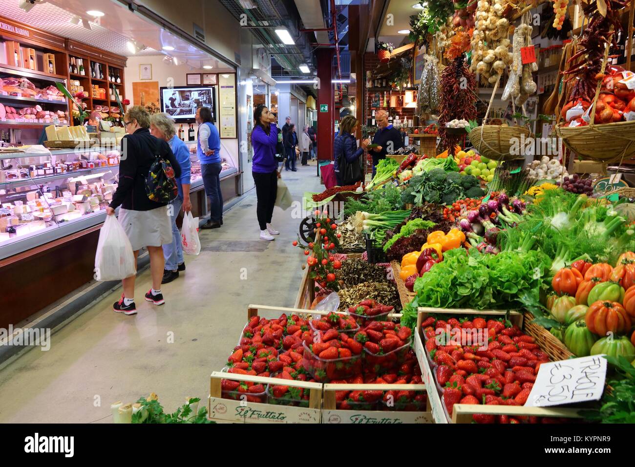 Firenze, Italia - 30 Aprile 2015: persone shop al Mercato Centrale mercato di Firenze, Italia. Il mercato è un italiano ultima esperienza di shopping. Esso Foto Stock