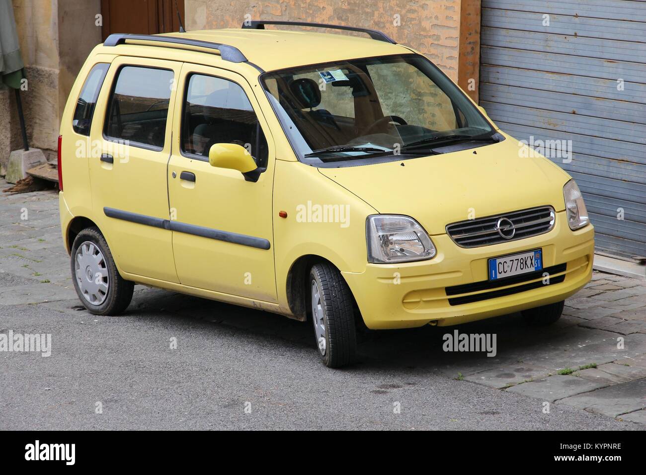 SIENA, Italia - 3 Maggio 2015: Opel Agila auto parcheggiate in Siena, Italia. Agila è stata fabbricata negli anni 2000-2015. Foto Stock