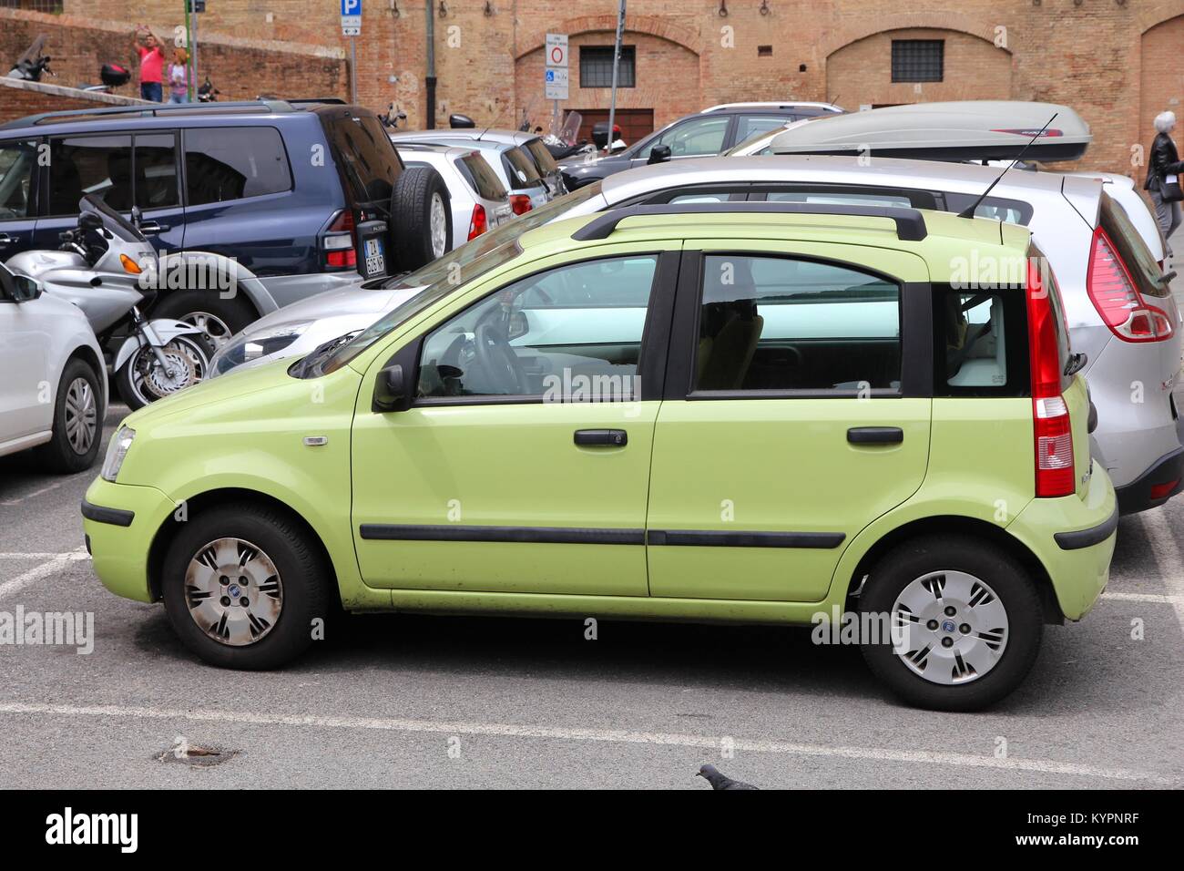 SIENA, Italia - 3 Maggio 2015: Fiat Panda auto parcheggiate in Siena, Italia. La seconda generazione di Panda è stata prodotta nel 2003-2012. Più di 2,1 milioni di unità wer Foto Stock