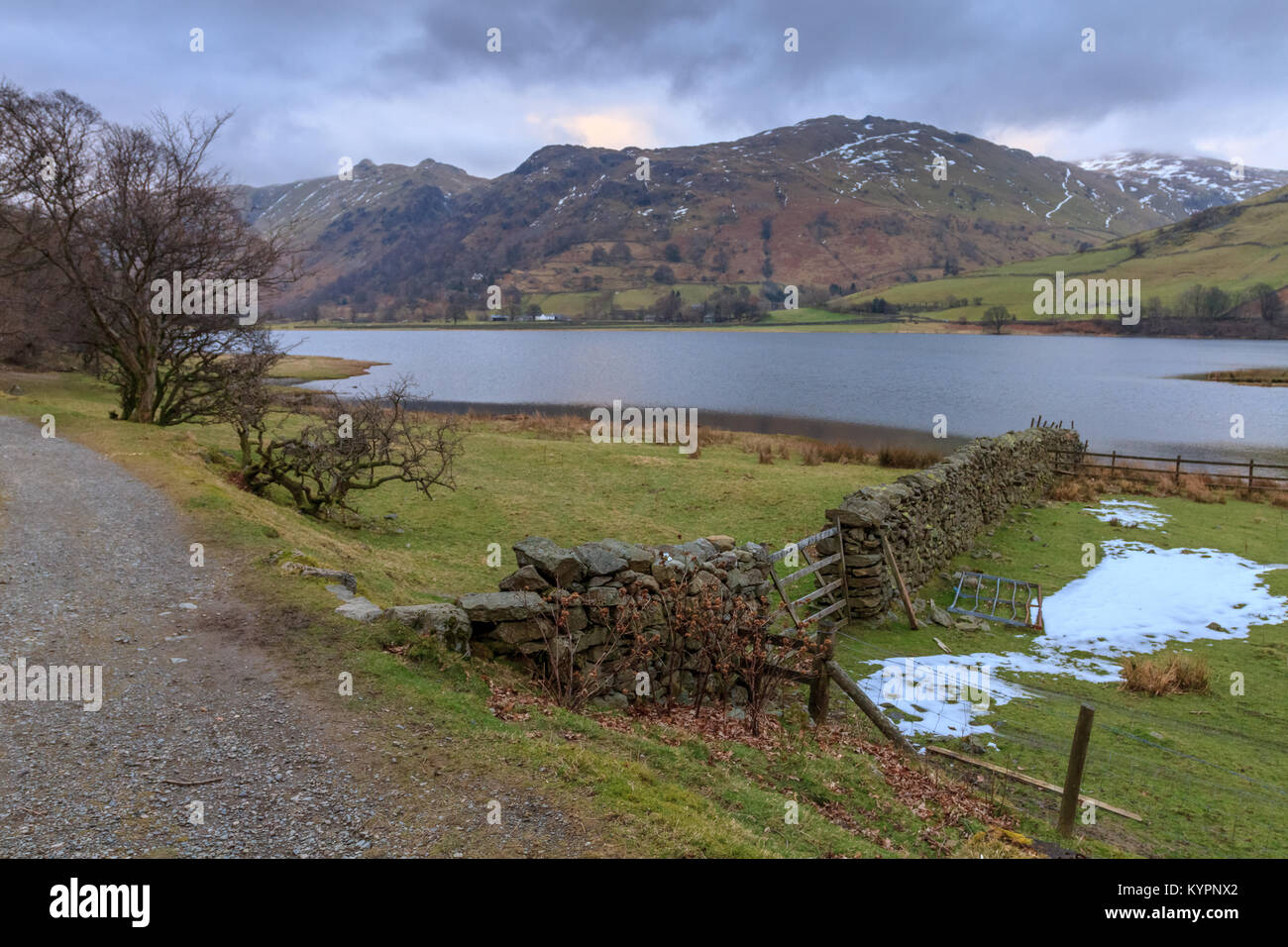 Inverno passeggiate in collina nel distretto del Lago Foto Stock