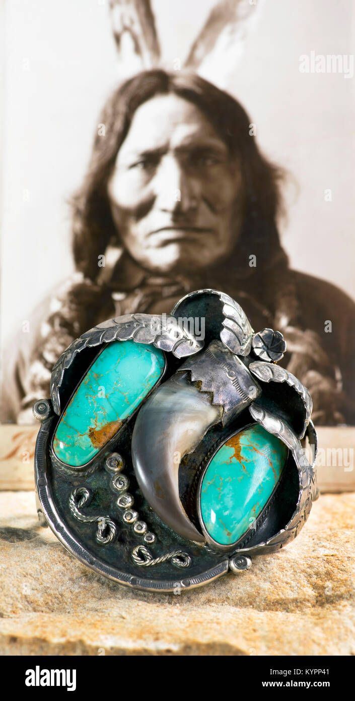 Navajo antichi argento e turchese bear claw bracciale. Foto Stock