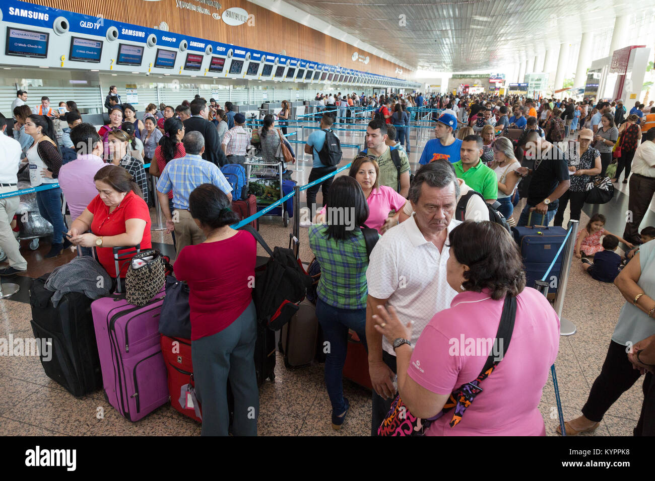 Una folla di persone a Guayaquil check-in aeroportuale; José Joaquín de Olmedo Aeroporto Internazionale di Guayaquil, Ecuador America del Sud Foto Stock