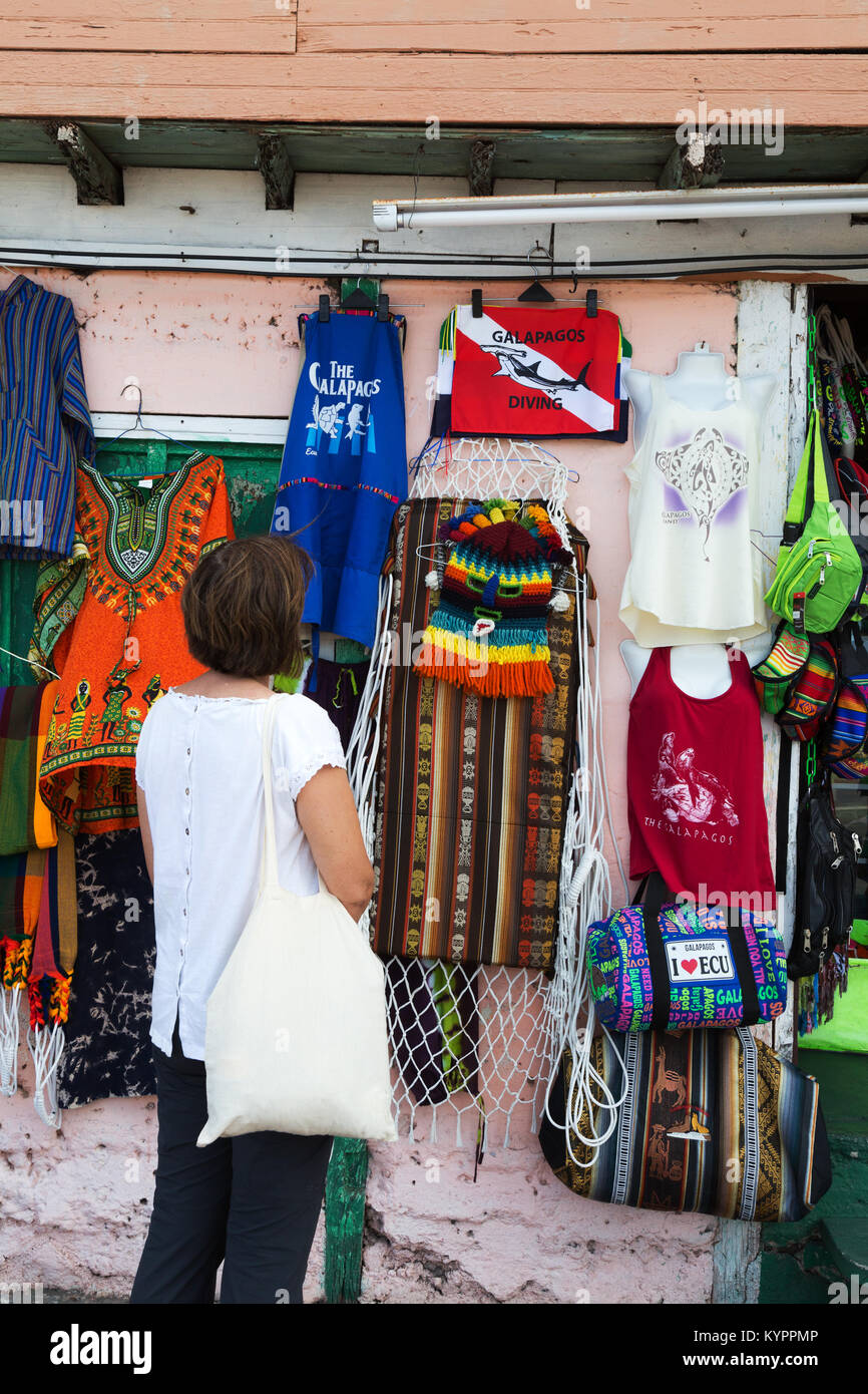Le Galapagos shopping - una donna in un negozio di abbigliamento, San Cristobal town, San Cristobal Island, Isole Galapagos, Ecuador America del Sud Foto Stock