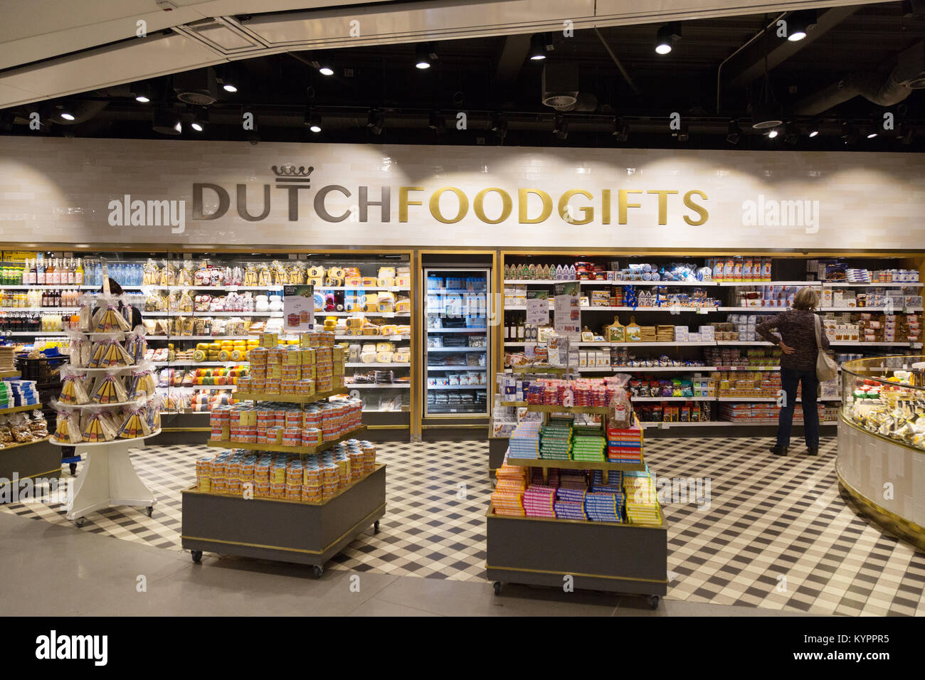 Olandese doni alimentari - un duty free shop dell'aeroporto Schiphol di Amsterdam, Amsterdam, Paesi Bassi, Europa Foto Stock