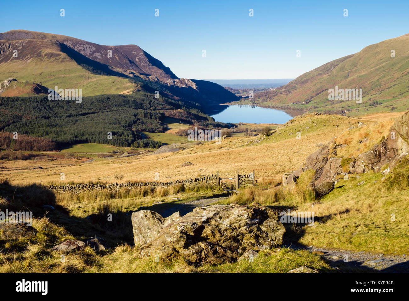 Vista distante a Llyn Cwellyn Mydydd Mawr e sulla costa visto da Via sopra Rhyd-Ddu nel Parco Nazionale di Snowdonia. Gwynedd, Wales, Regno Unito, Gran Bretagna Foto Stock