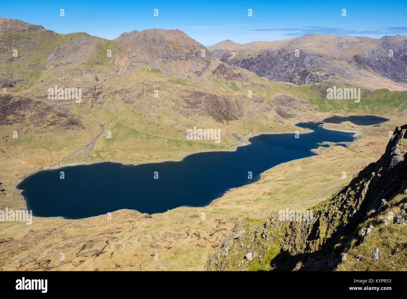 I minatori via intorno Llyn Llydaw lago visto da Y Lliwedd in montagna Snowdon a ferro di cavallo con culle Goch al di là. Parco Nazionale di Snowdonia, Wales, Regno Unito Foto Stock
