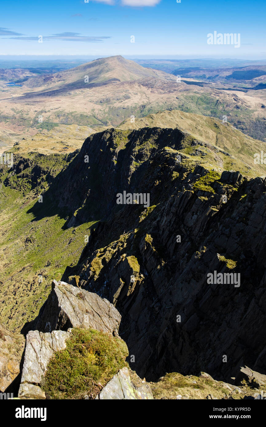 Vista est a Gallt y Wenallt e distante Moel Siabod da Y Lliwedd erte montagna cresta delle montagne del Parco Nazionale di Snowdonia, Wales, Regno Unito, Gran Bretagna Foto Stock