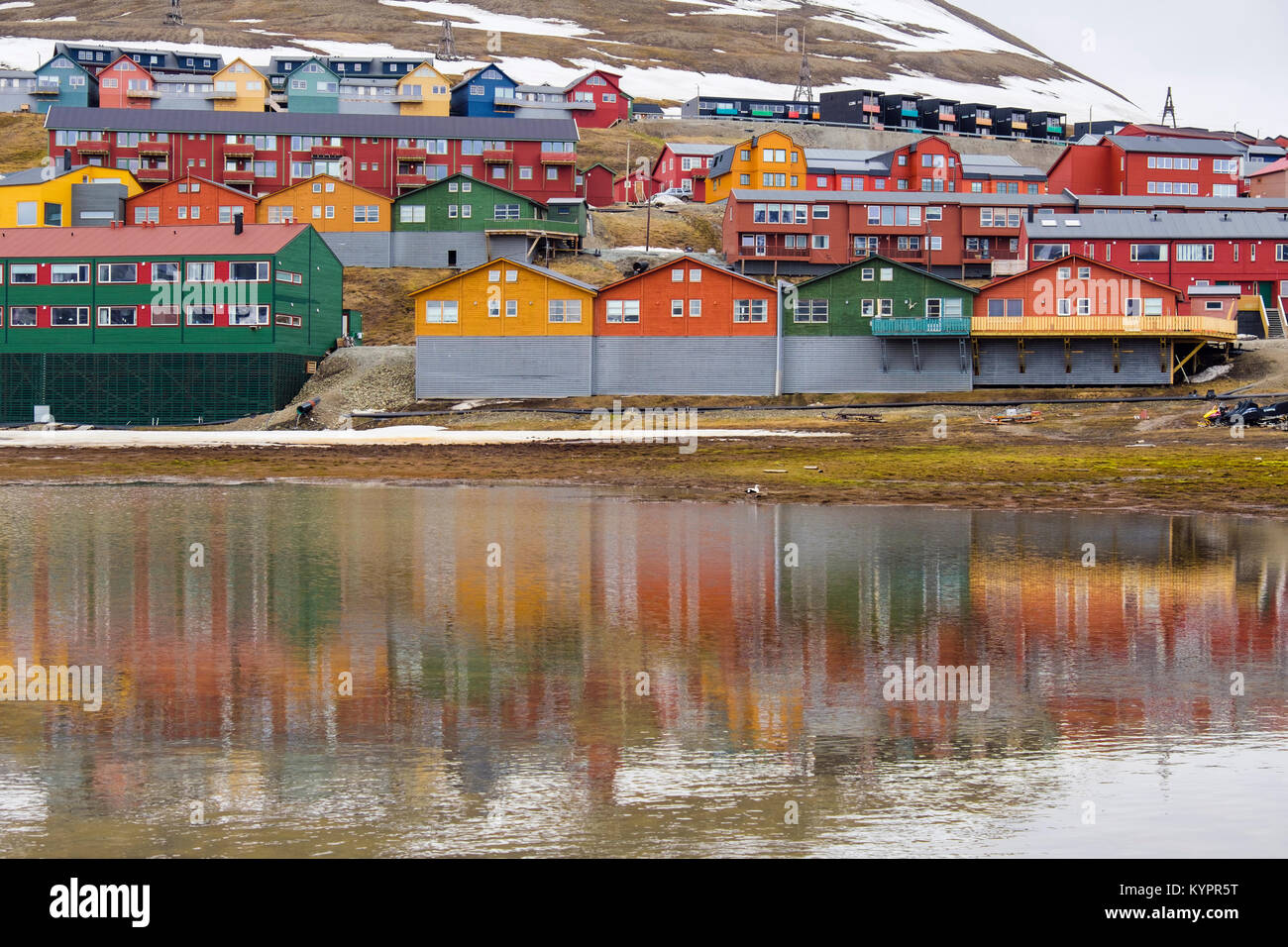 Colorate case residenziali riflessa nell'acqua nelle miniere di carbone città di Longyearbyen, isola Spitsbergen, Svalbard, Norvegia e Scandinavia Foto Stock