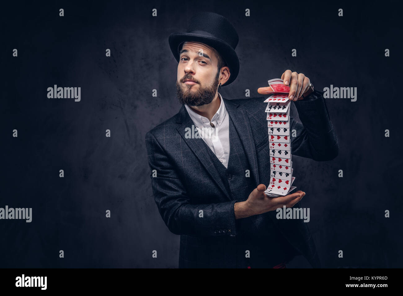 Il mago che mostra trucco con carte da gioco. Foto Stock