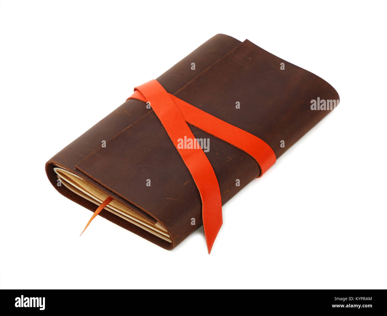 In prossimità di uno stile vintage jotter notebook con il vecchio rivestimento in pelle di colore arancione e cinturino segnalibro, isolato su bianco, elevati ad alto angolo di visione Foto Stock