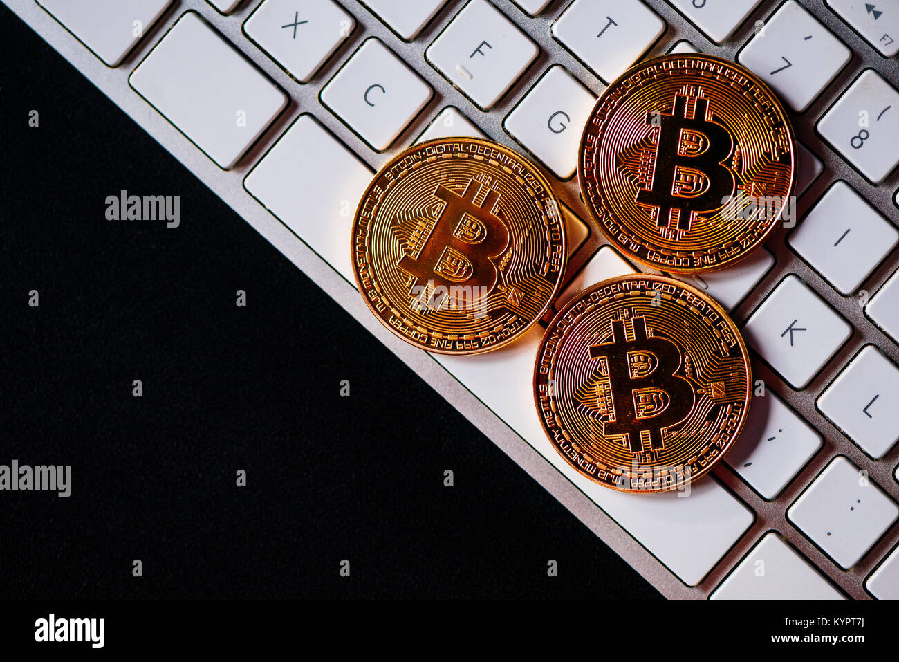 Bitcoins sulla tastiera del computer, virtual BTC cryptocurrency concept Foto Stock