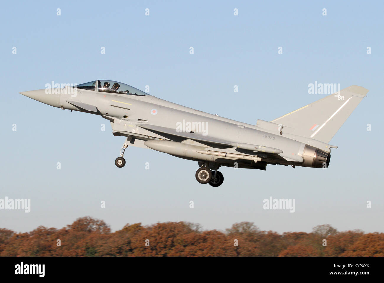 Nuova Tranche 3 RAF Eurofighter Typhoon FGR4 sull'approccio nella RAF Coningsby su un chiaro giorno di novembre. Nota l'aspetto pulito del getto. Foto Stock