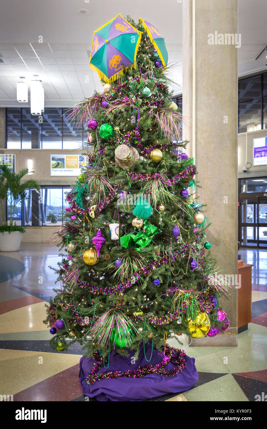 Mardi Gras albero di Natale decorato con viola (giustizia), verde (Fede), oro (potenza) ornamenti sul Mobile, Alabama aeroporto regionale. Foto Stock