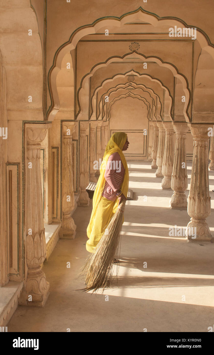 Spazzatrice all'Amer Fort, a Jaipur, India Foto Stock