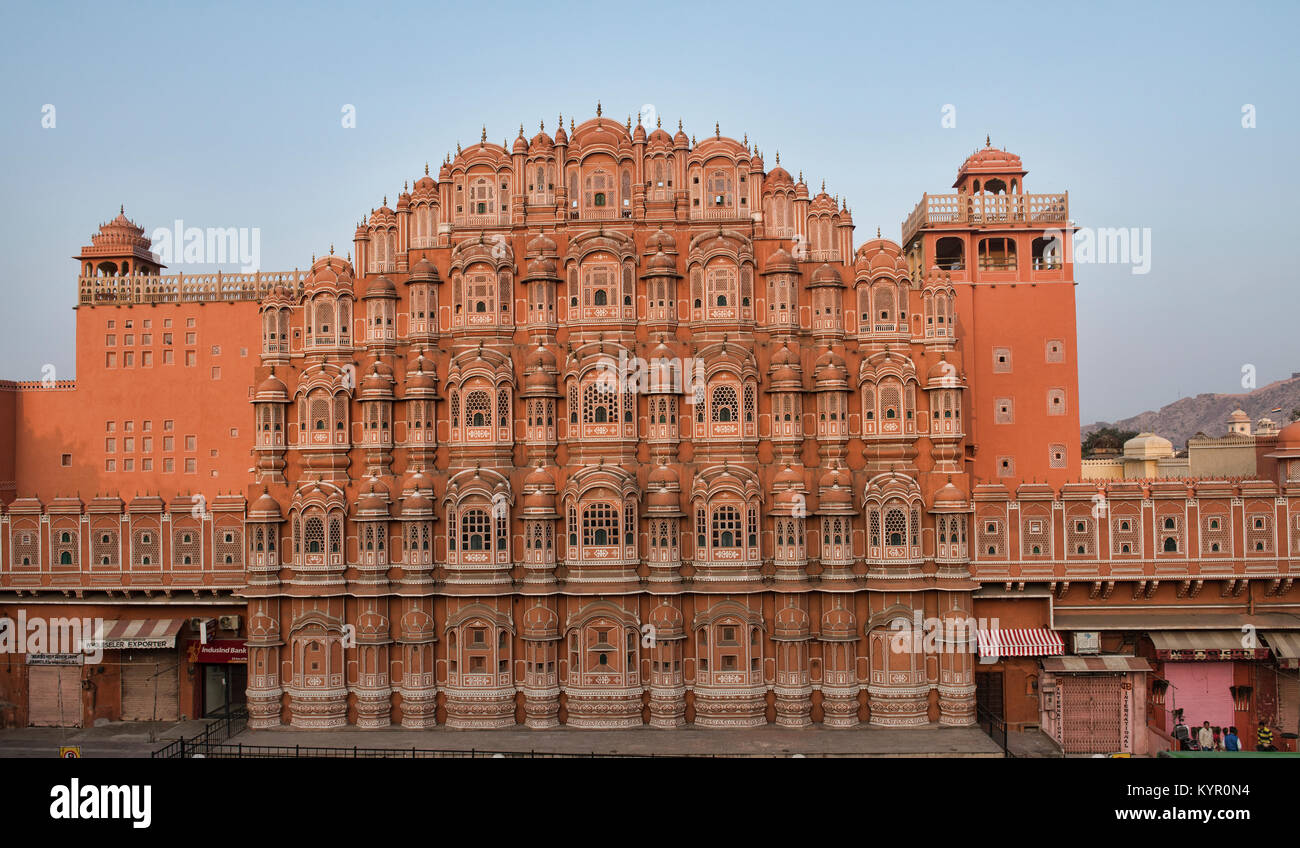 La sorprendente di arenaria rossa e Hawa Mahal (palazzo dei venti), Jaipur, India Foto Stock