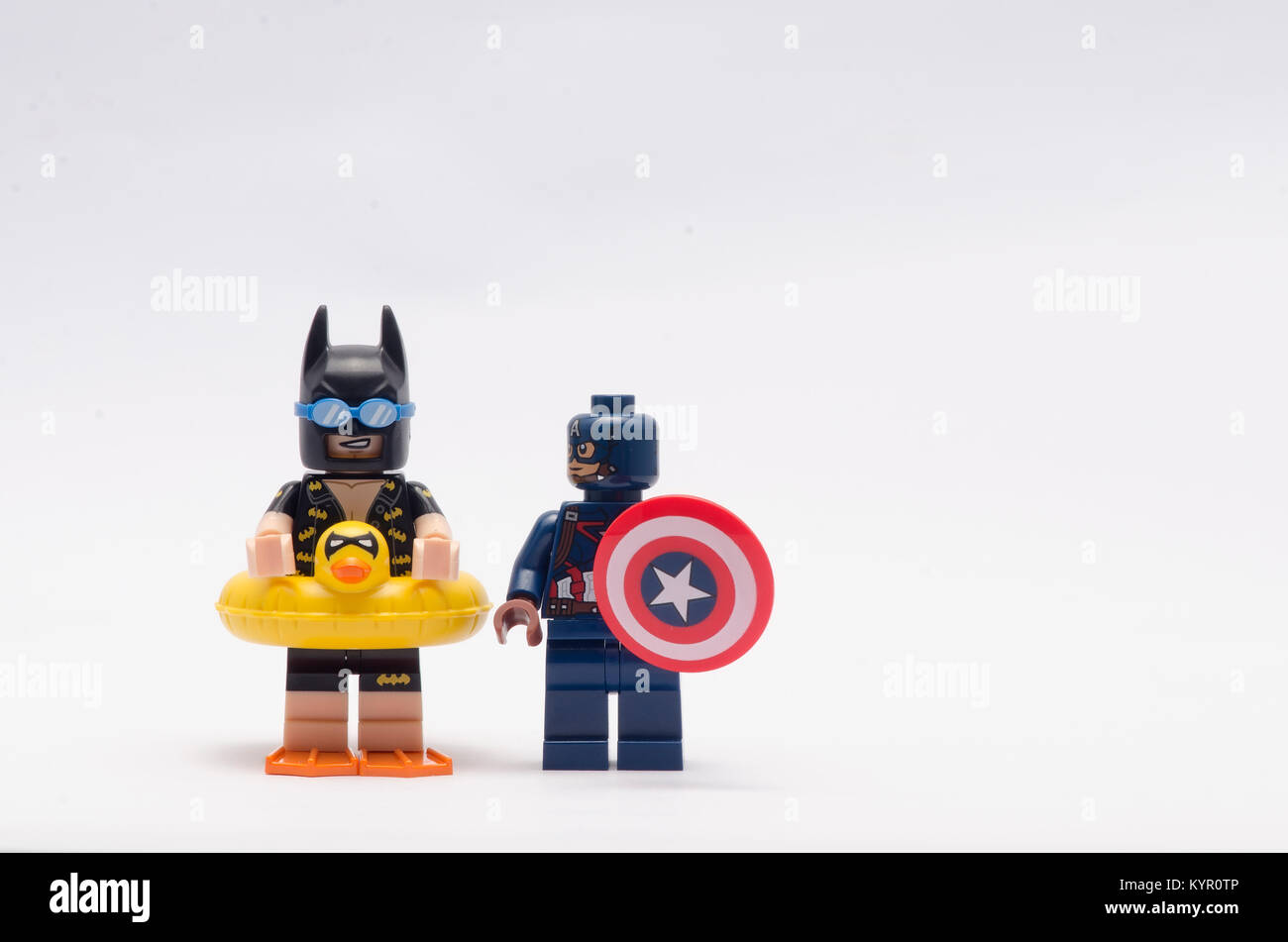 Vacanza di LEGO Batman con Capitan America isolata su sfondo bianco. Foto Stock