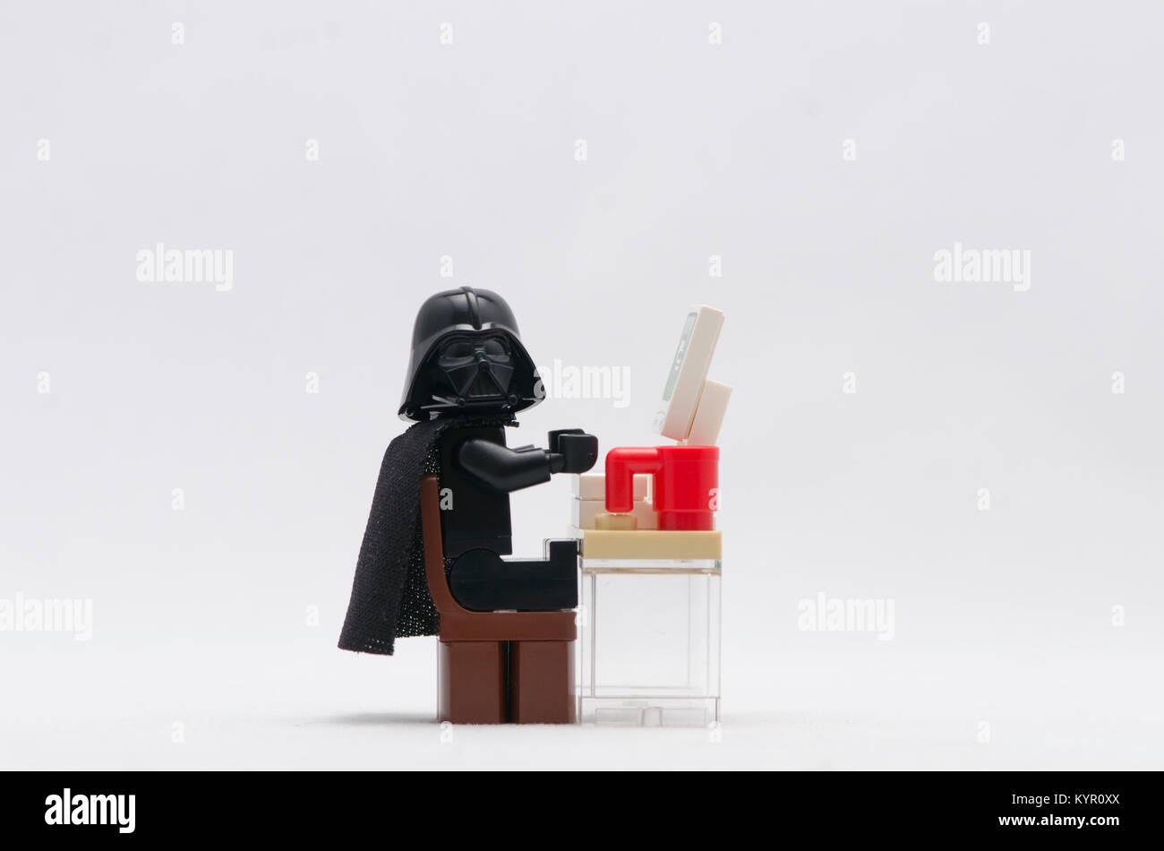Lego Darth Vader lavora con il computer Foto Stock