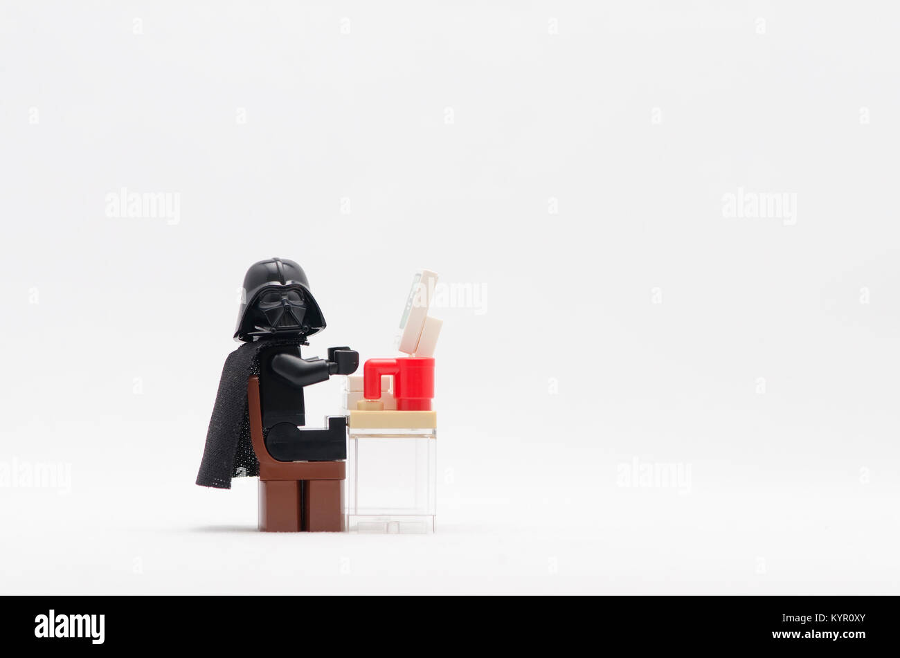 Lego Darth Vader lavora con il computer Foto Stock