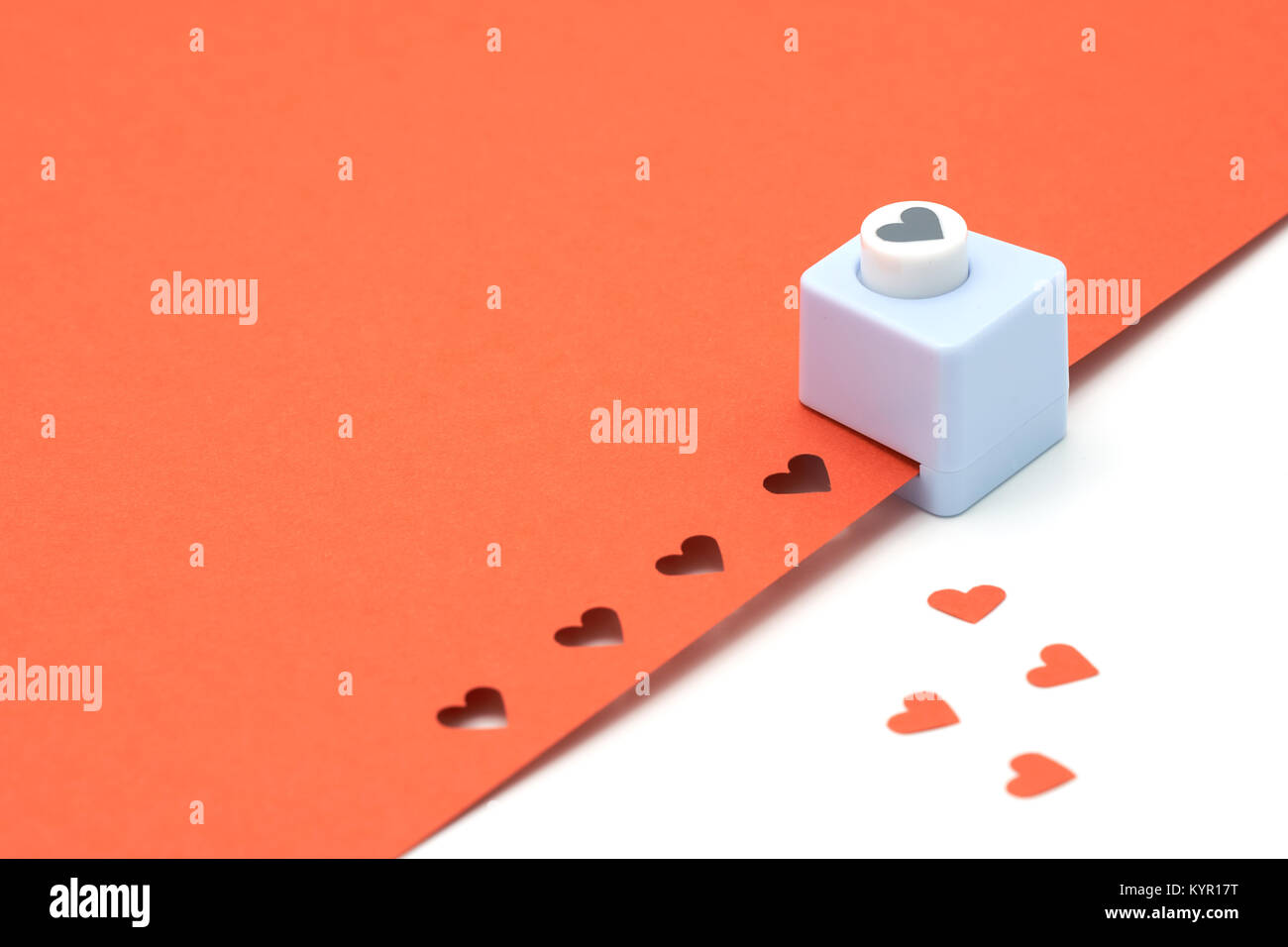 A forma di cuore ad macchina punzonatrice punzone carta rossa cuore rosso è la promessa di amore. come sfondo il concetto di San Valentino con spazi di copia per il tuo testo o des Foto Stock