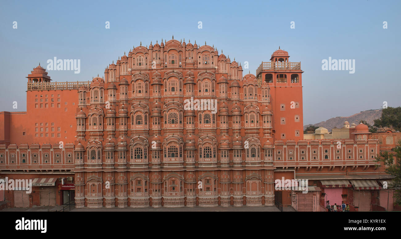 La sorprendente di arenaria rossa e Hawa Mahal (palazzo dei venti), Jaipur, India Foto Stock