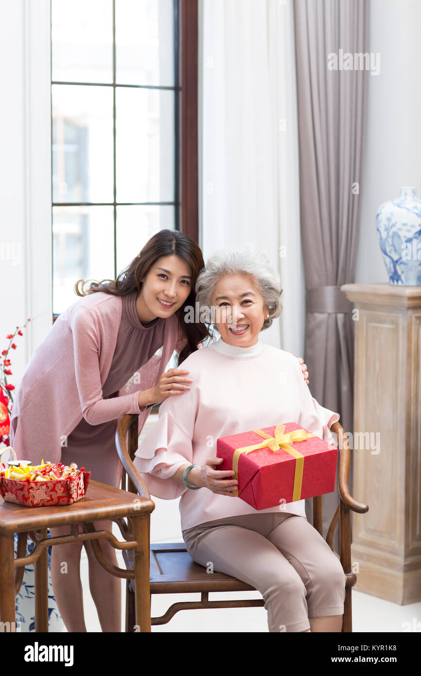 Figlia di dare dono a sua madre durante il Capodanno cinese Foto Stock