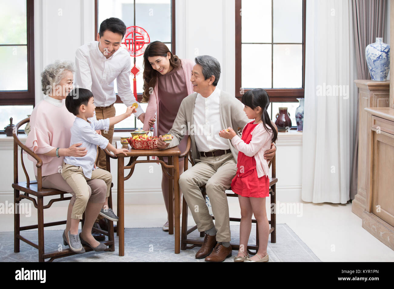 La famiglia felice per celebrare il capodanno cinese Foto Stock