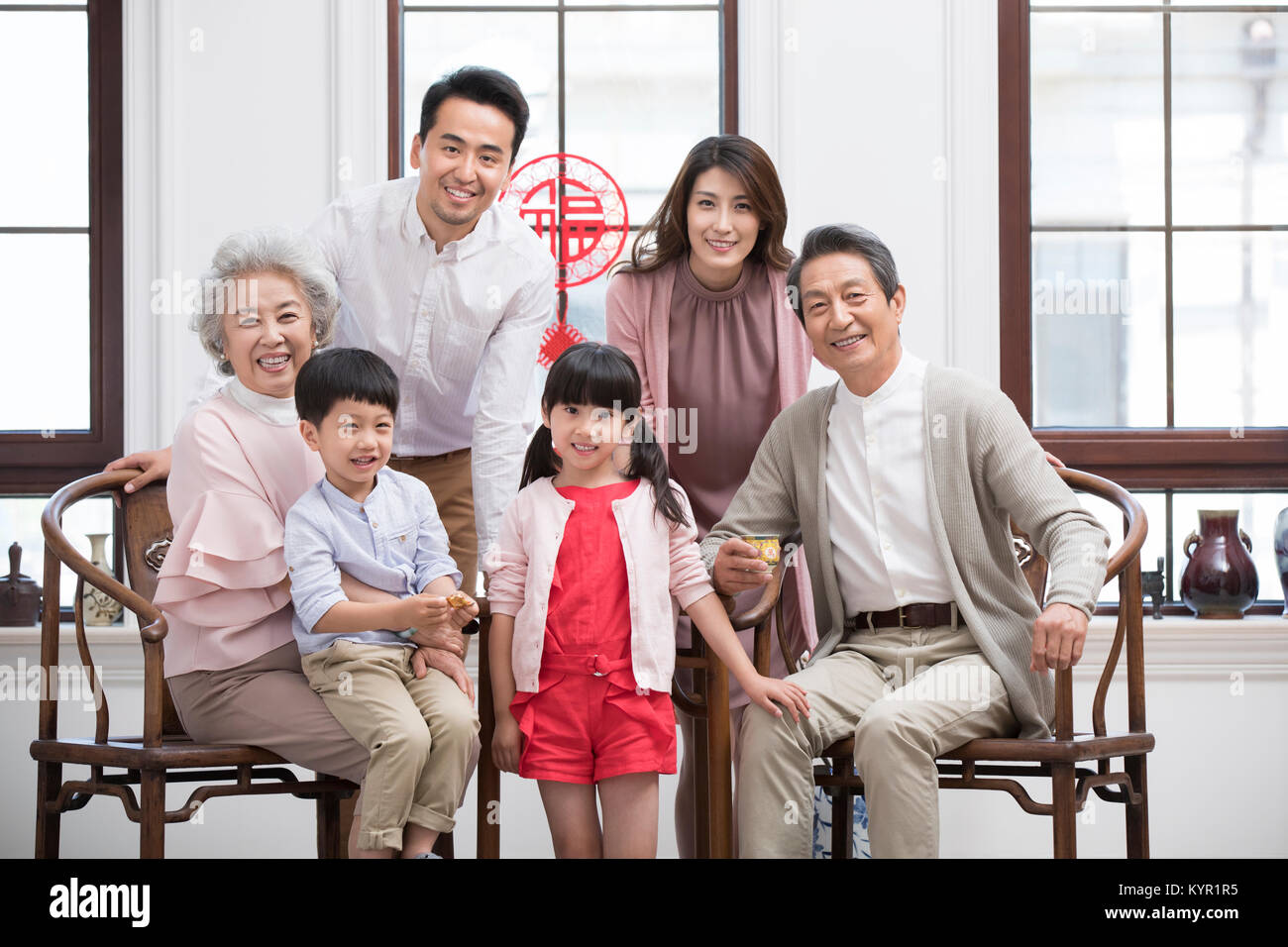 La famiglia felice per celebrare il capodanno cinese Foto Stock