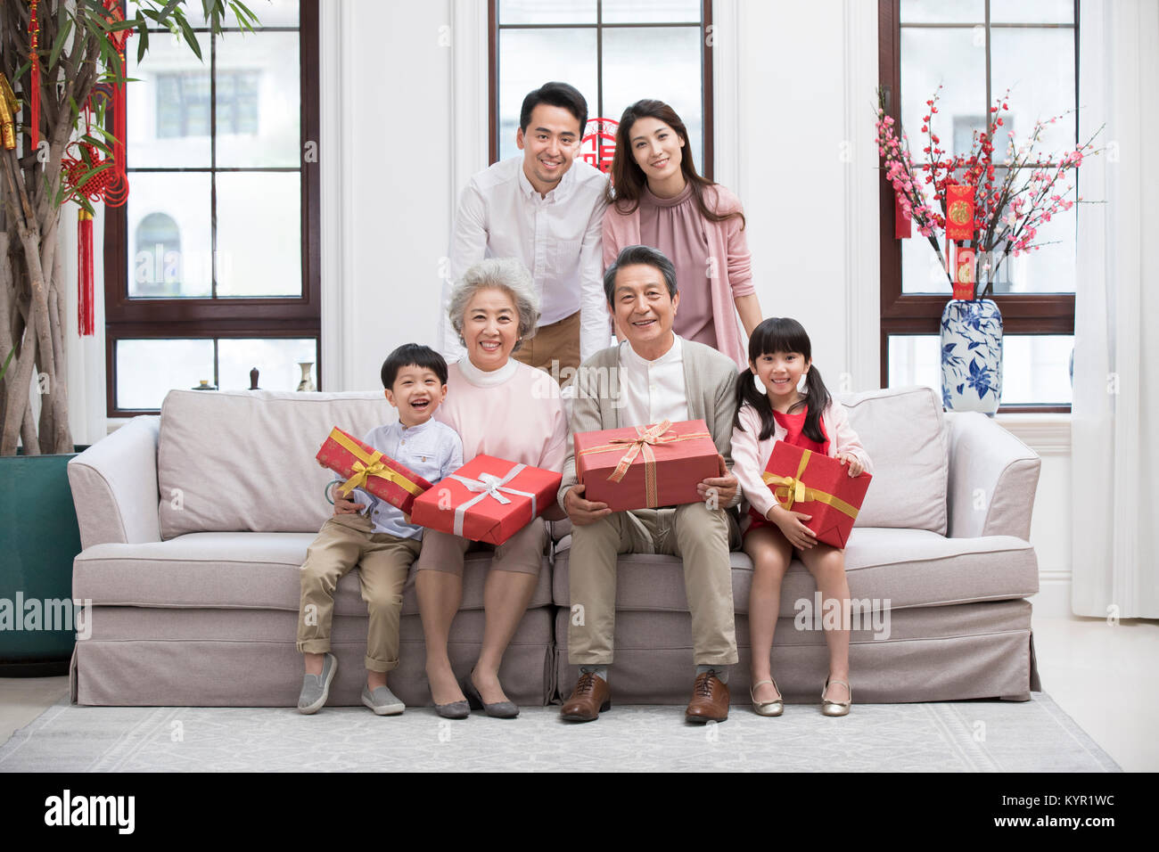 Famiglia visitando con regali durante il Capodanno cinese Foto Stock