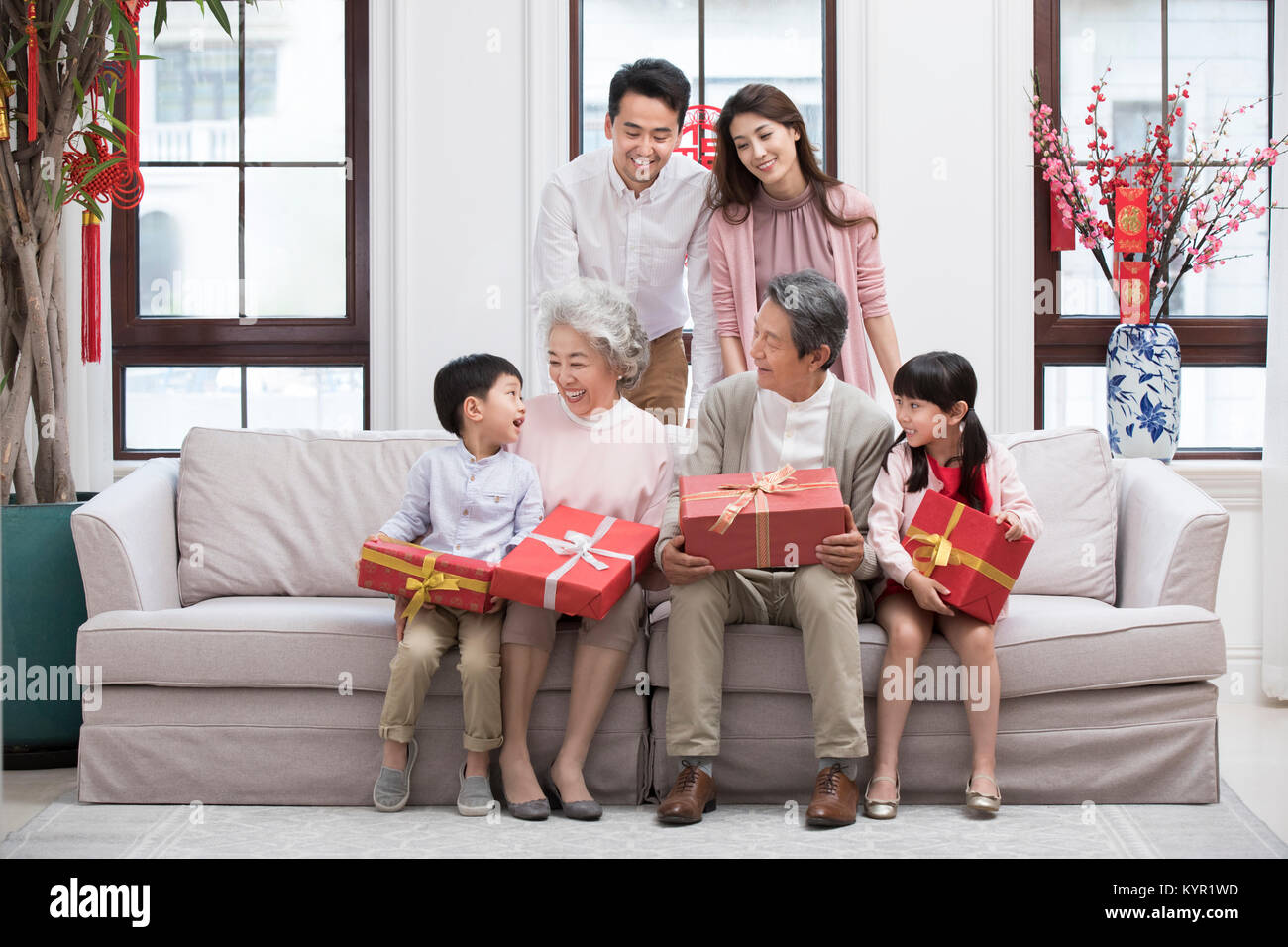 Famiglia visitando con regali durante il Capodanno cinese Foto Stock