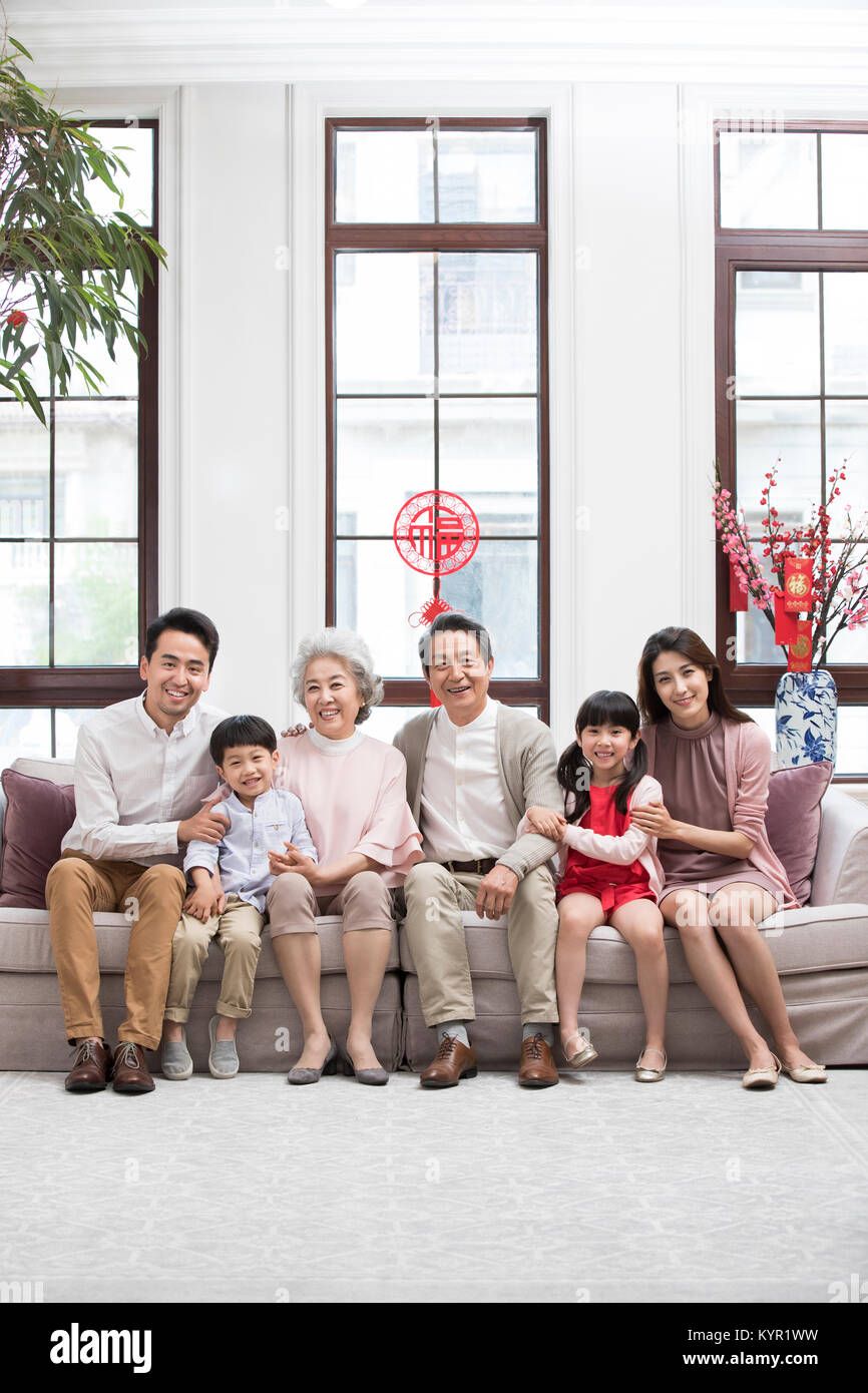 La famiglia felice per celebrare il capodanno cinese Foto Stock