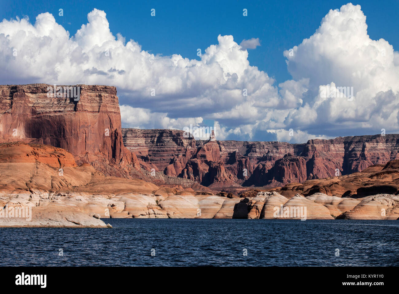 Arenaria robusto buttes allineate lungo le sponde del lago Powell, Glen Canyon National Recreation Area, Arizona e Utah, Stati Uniti d'America Foto Stock
