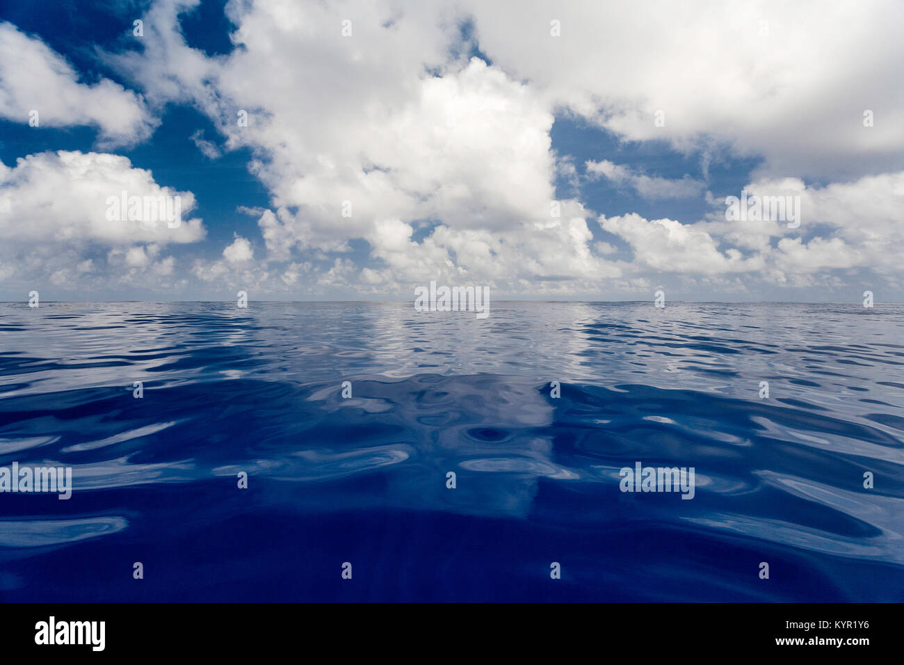 Un elegante blu oceano e soffici nuvole mid-oceano Atlantico, da qualche parte between​ san Tommaso e Bermuda. L'acqua qui è blu indaco e 3 chilometri di profondità. Foto Stock