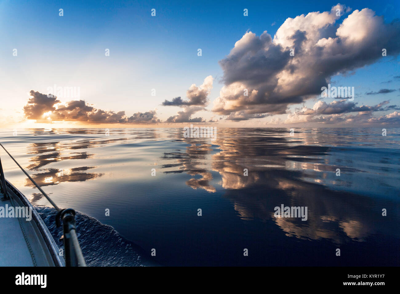 Saliling su un mare liscio, in direzione ovest verso il tramonto. Oceano Atlantico centrale, dirigendosi verso Bermuda. L'acqua qui è a 3 miglia di profondità. Foto Stock