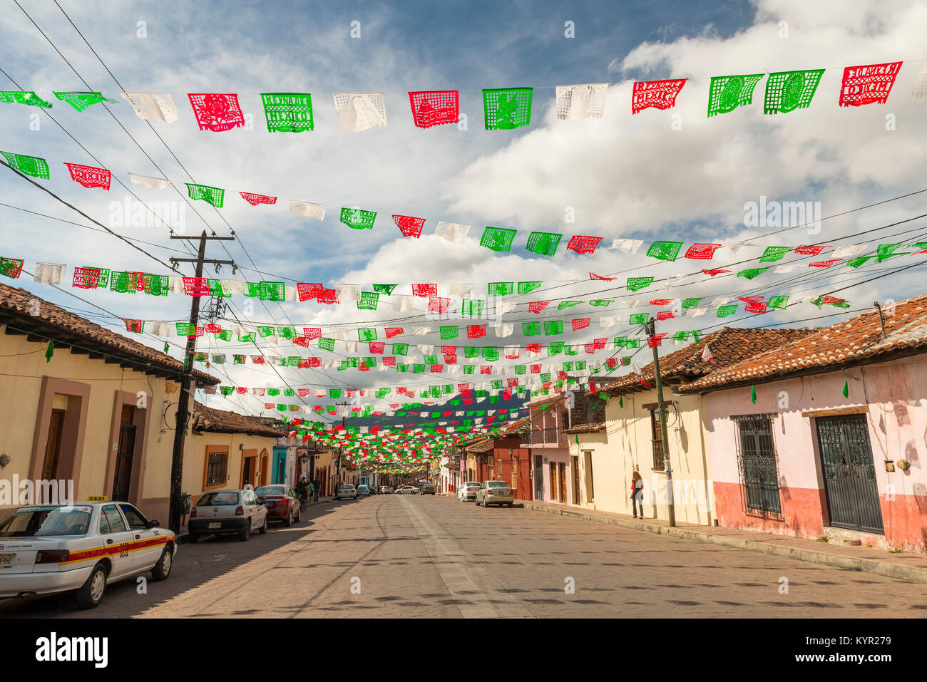 SAN CRISTOBAL, Messico - 27 novembre: persone non identificate hanno su di una tranquilla strada costeggiata con colorati bandiere di carta o papel picado in bandiera messicana di colori Foto Stock