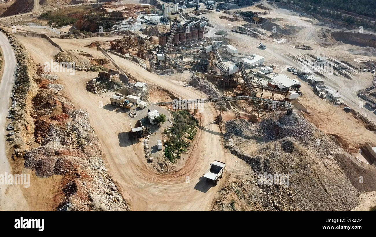 Cava grande durante le ore di lavoro - immagine aerea Foto Stock