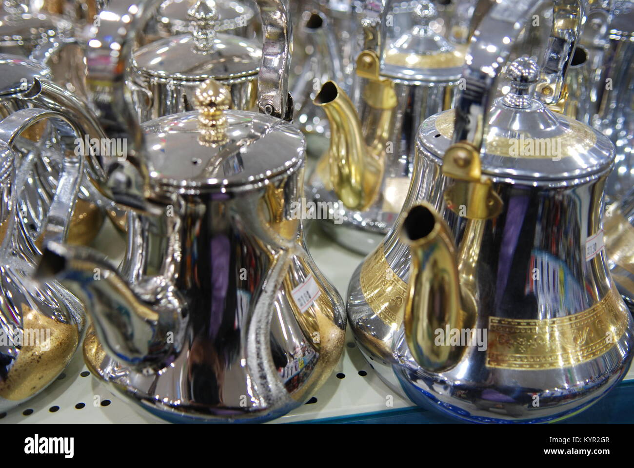 Caffè arabo e le cialde di tè shining metallico in argento e oro di colori Foto Stock