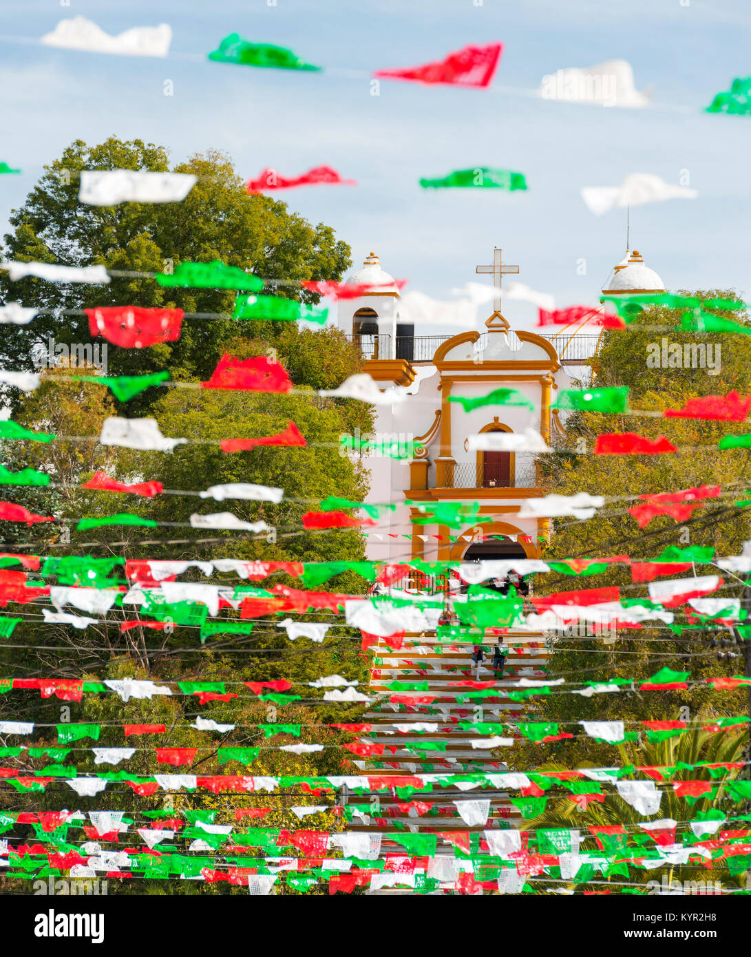 SAN CRISTOBAL, Messico - 27 novembre: una vista fino alla chiesa di Guadalupe tra le righe di carta colorati Bandiere Il suo rivestimento scale in novembre 27, 2016 Foto Stock