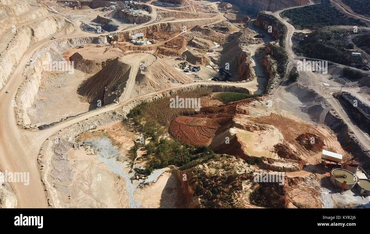 Cava grande durante le ore di lavoro - immagine aerea Foto Stock