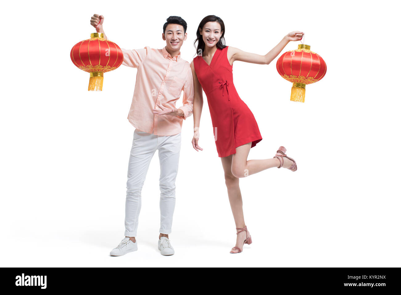 Allegro coppia giovane per celebrare il capodanno cinese con lanterne tradizionali Foto Stock
